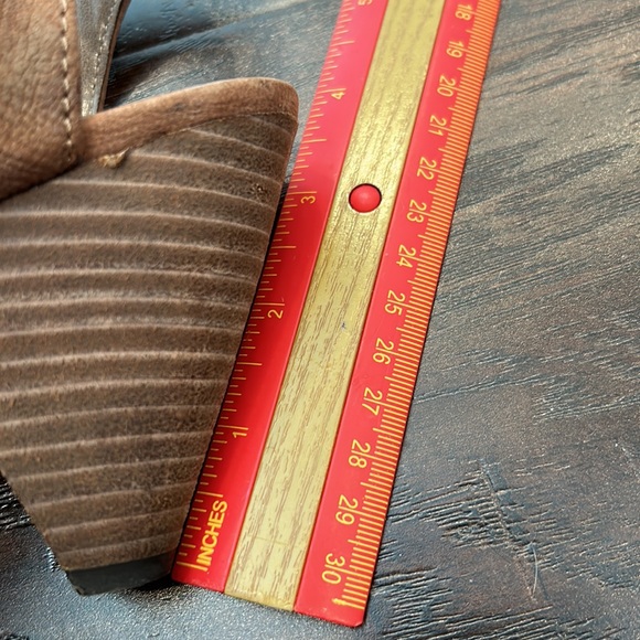 Stylish Vince Camuto Evel Caged Gladiator suede tan sandals. - Picture 10 of 10